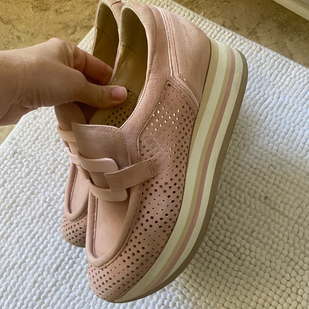 Softwaves. 39 1/2. Goes with everything. Beautiful blush color. Barely worn.